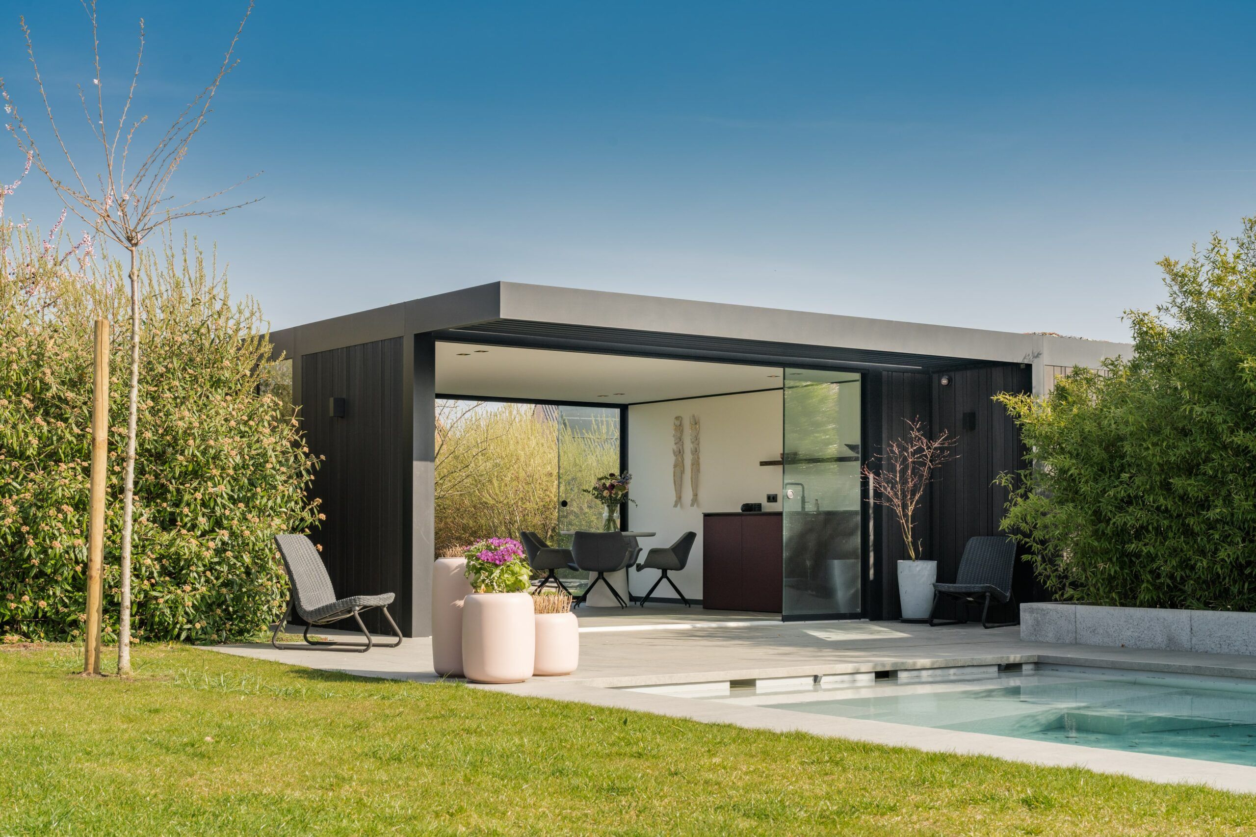 Poolhouse doorkijk glas met zwevende luifel