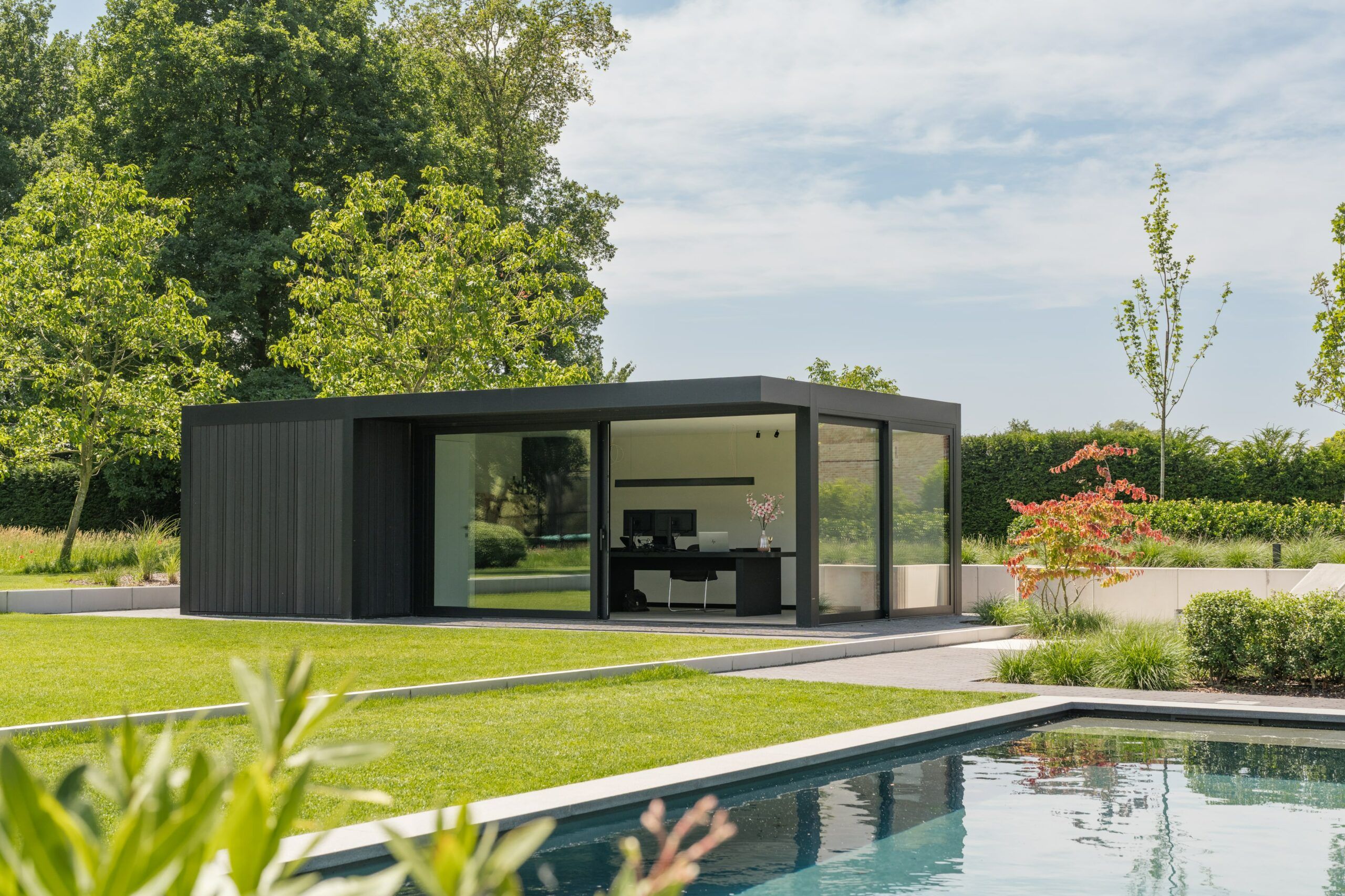 tuinkantoor zwart ayous modern met luifel