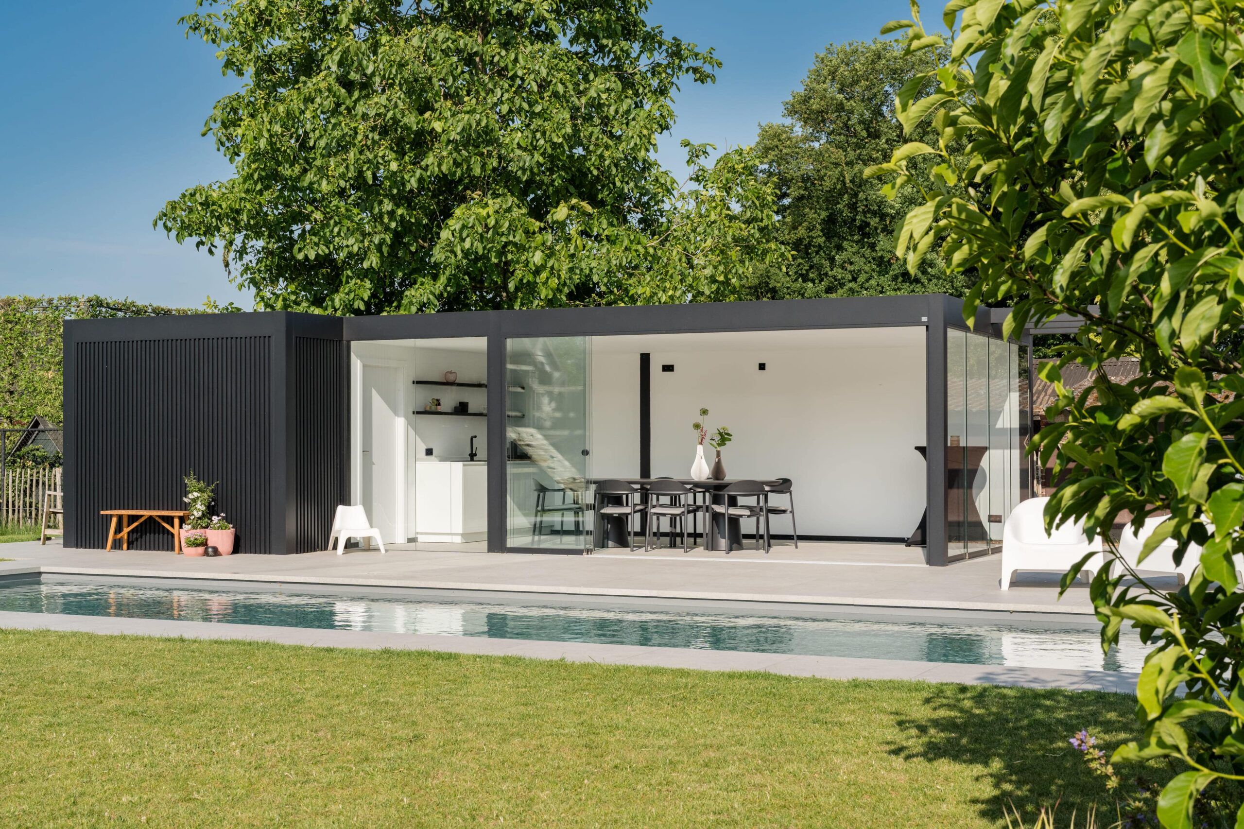 Modern poolhouse aluminium afwerking