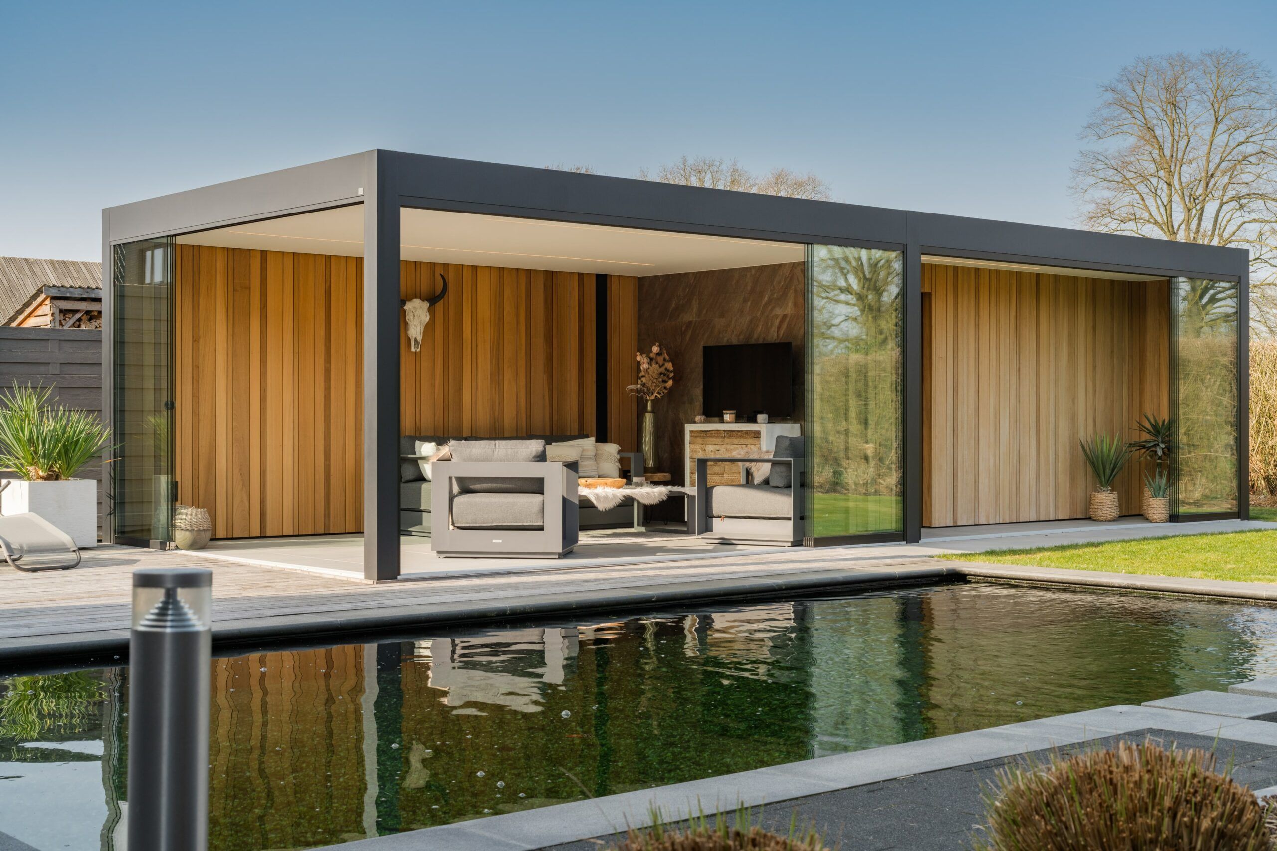 Poolhouse bij zwemvijver