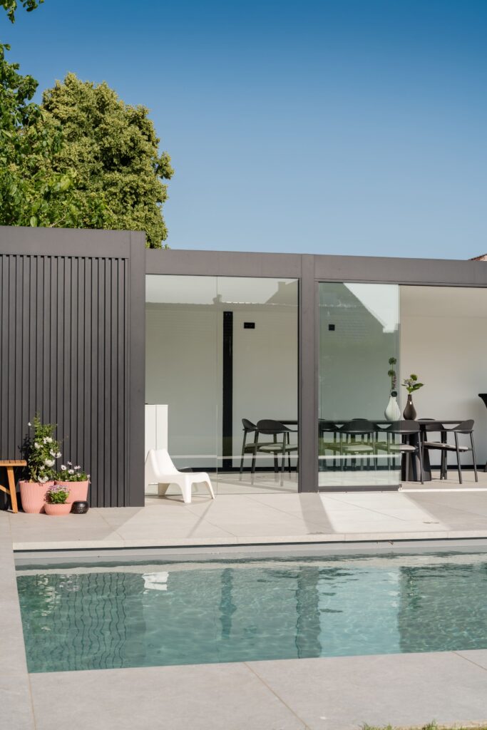 strak poolhouse afwerking in aluminium
