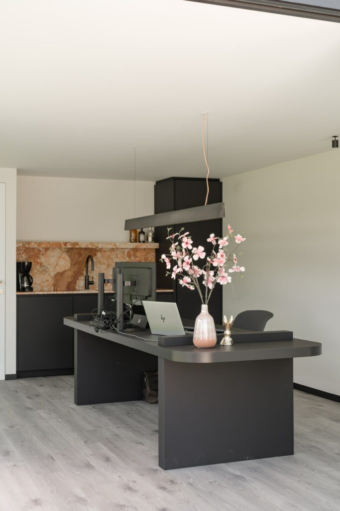 tuinkantoor inrichting met kast