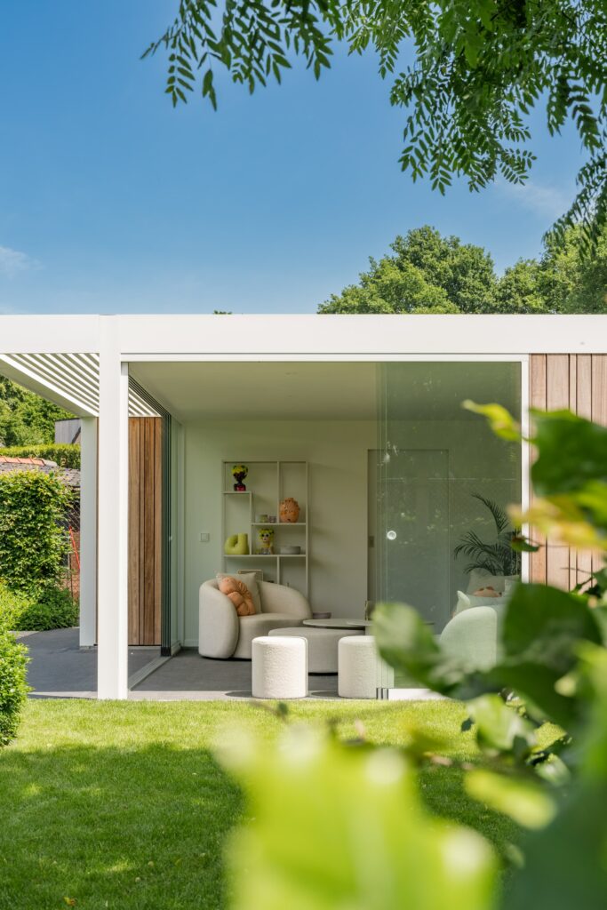 tuinlounge tuinkamer wit iroko met luifel