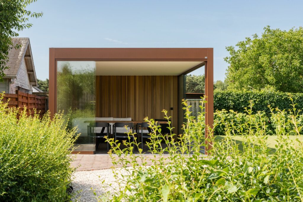 Moderne Tuinkamer Met Eettafel
