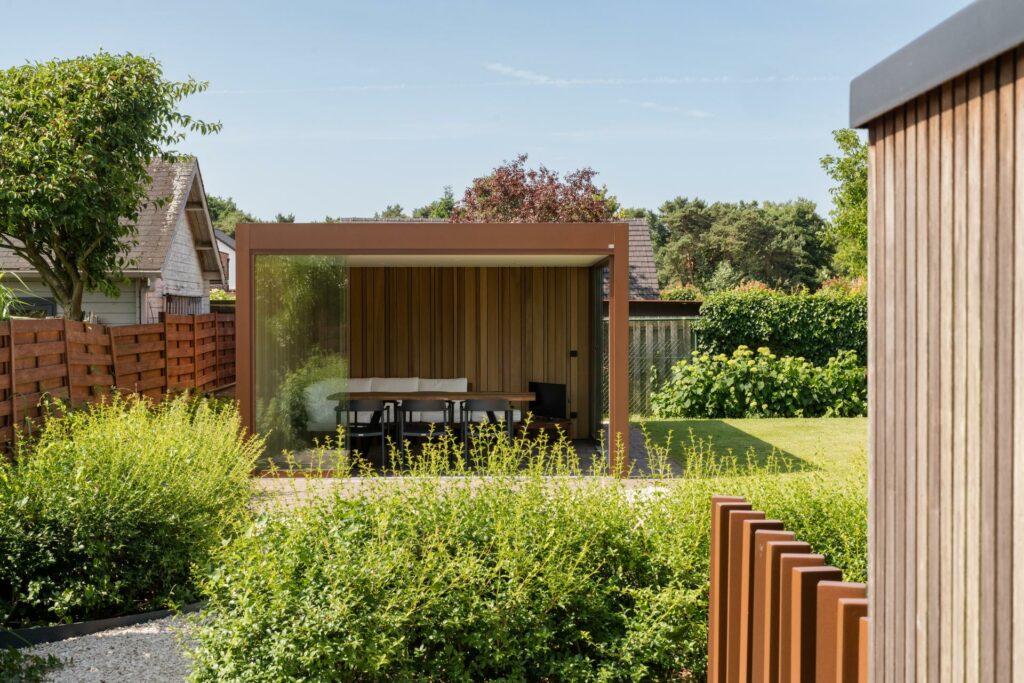 Tuin Met Tuinkamer En Lounge