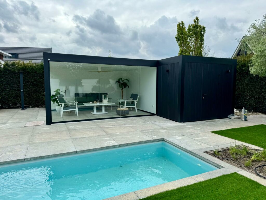 Modern poolhouse met zwarte houten gevelbekleding 2