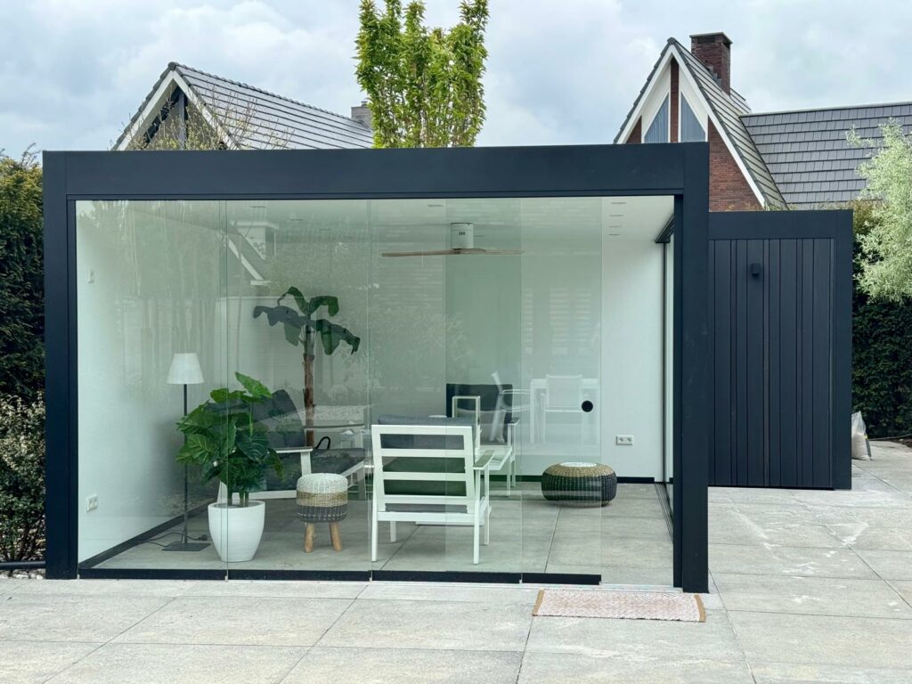 Modern poolhouse met zwarte houten gevelbekleding 3