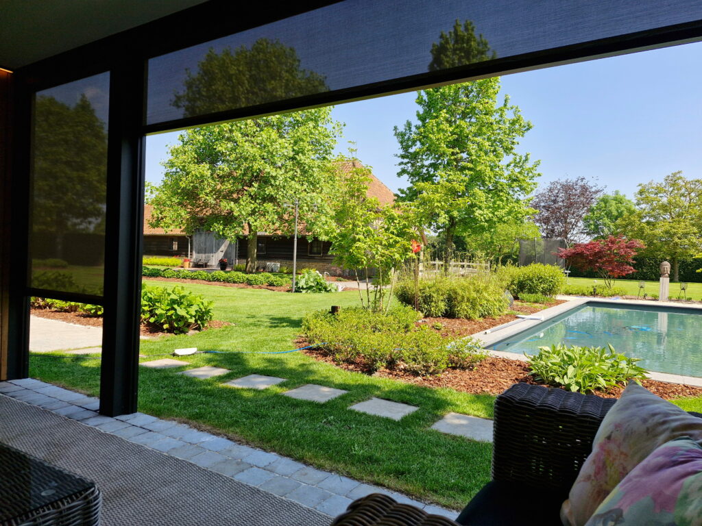 Poolhouse Met Screens 2