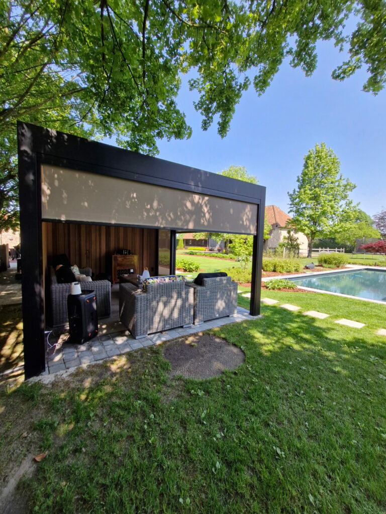 Poolhouse Met Screens 3