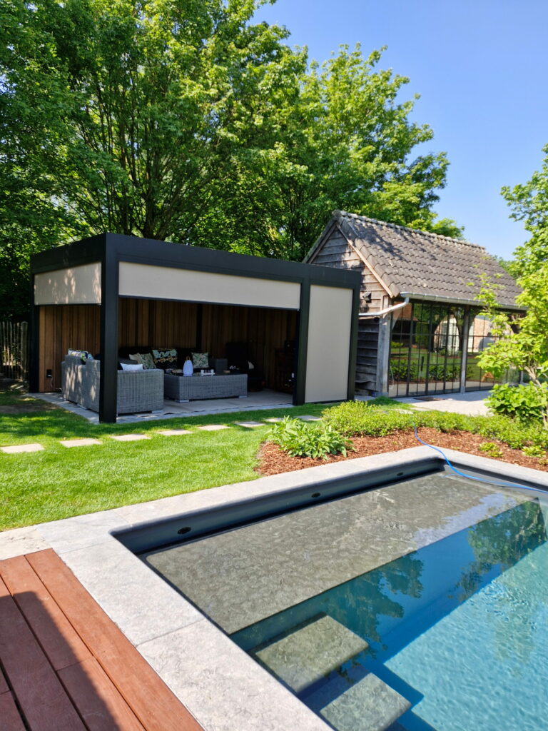 Poolhouse Met Screens 4