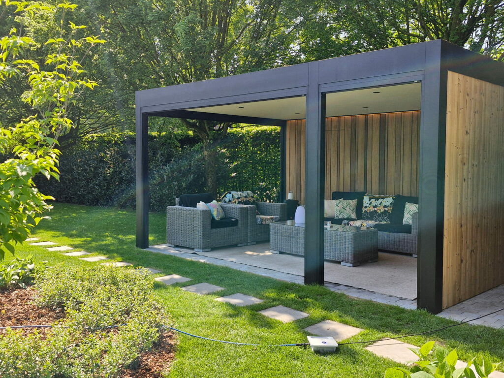 Poolhouse Met Screens 5