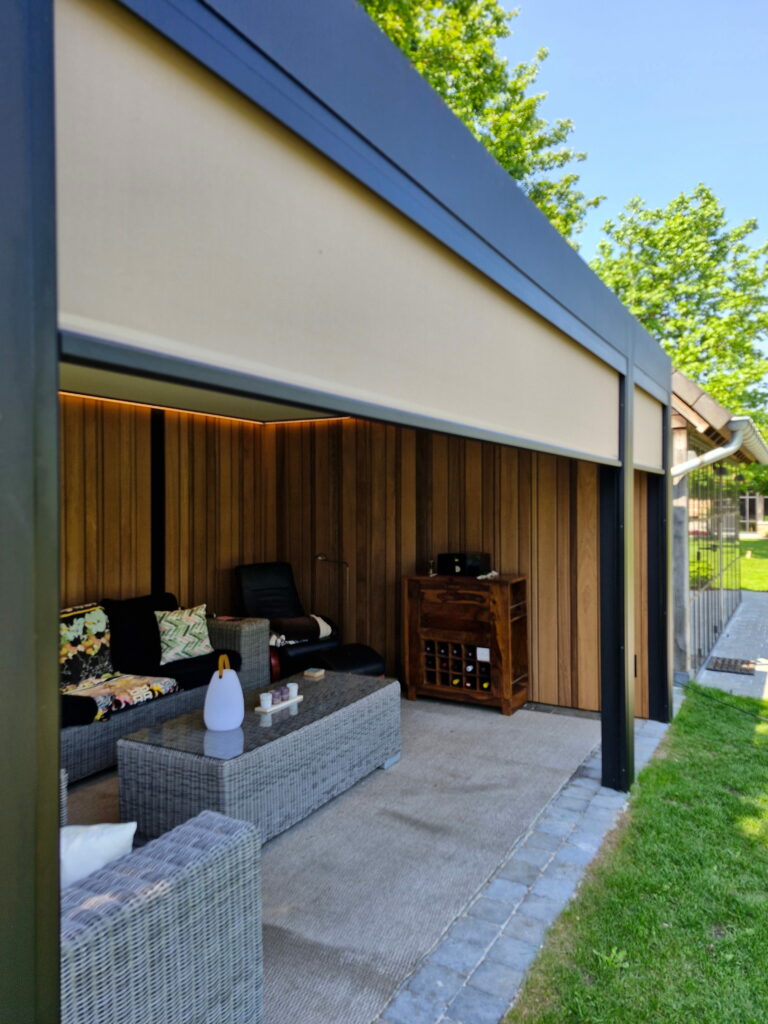 Poolhouse Met Screens 6