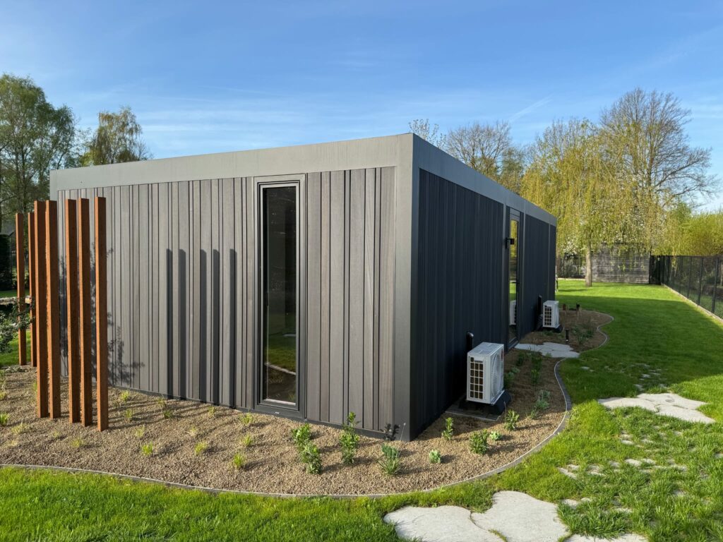 Tiny House met zwarte gevelbekleding