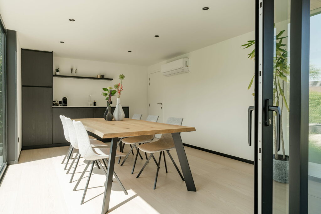 Tuinkantoor Met Terrasoverkapping Binneninrichting